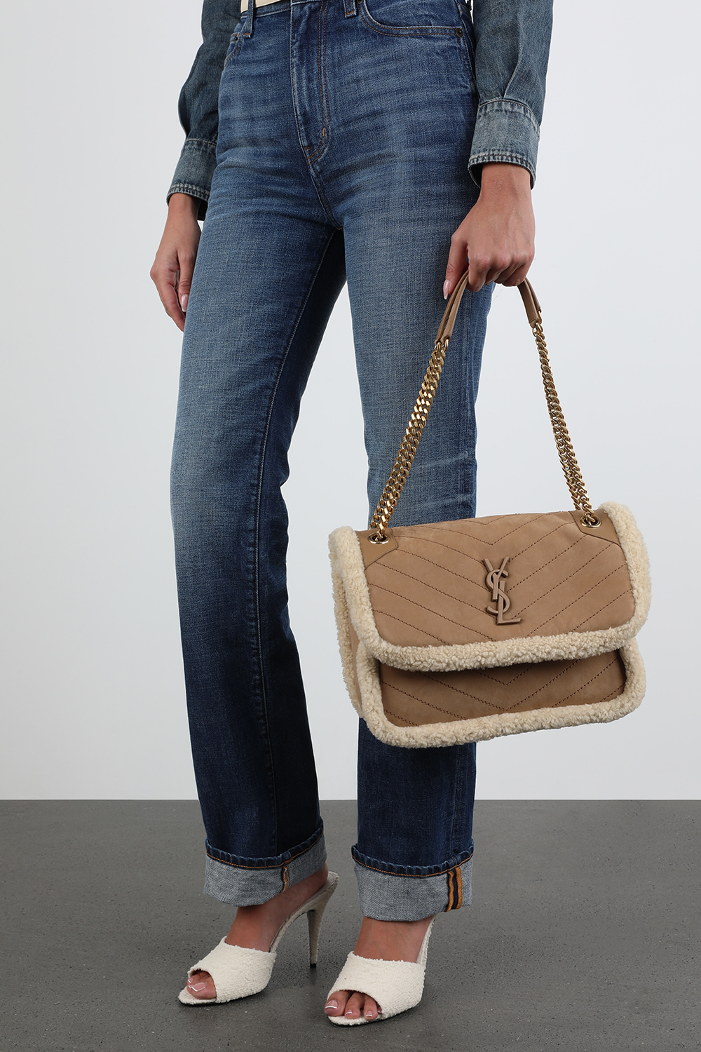 תיק ניקי חום עם לוגו מטאלי